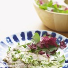 Salade Vitello Tonnato : rôti de veau, câpres, sauce au thon