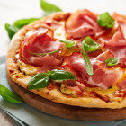 Pizza base tomate, jambon sec, mozzarella et basilic